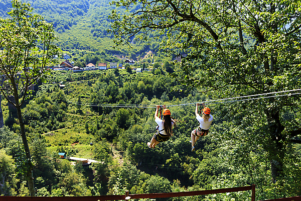 포토 JPG 해외이미지 나무 공원 선 밧줄 스포츠 백그라운드 컨셉 자연 하늘 휴가 산 풍경 소녀 야외 두명 초록색 파란색 강 컬러풀 환경 계곡 맑음 장비 흰색 숲 큼 순수 그림 지퍼 내추럴 건너기 넘어짐 몬테네그로 카피스페이스 그리너리 해외202009 해외포토 식물 공공시설 여자 어린이 줄 컬러 모션 날씨 사람 공백 크기 생태계 파일형식 트랜드컬러