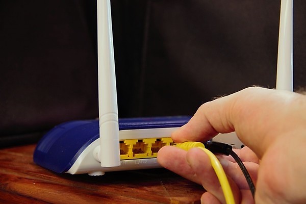 포토 JPG 해외이미지 손 남자 인터넷 통신 사람 사람없음 디지털 자료 네트워크 연결 무선전화기 신호 철사 온라인 공유 랜 모뎀 서버 입력 지원 해외202009 해외포토 신체부위 전화기 파일형식