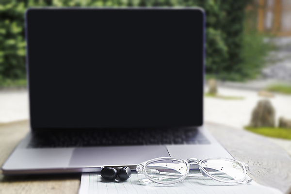 포토 JPG 해외이미지 나무 산업 인터넷 비즈니스 통신 자연 탁자 휴식 사람없음 야외 목재 노트북 컴퓨터 갈색 정원 봄 공백 펼침 장비 신선 오픈 소프트포커스 연결 책상 온라인 카피스페이스 해외202009 해외포토 식물 계절 컬러 가구 컨셉 재료 모션 촬영기법 전자제품 생태계 파일형식