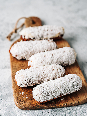 포토 JPG 해외이미지 디저트 도마 사람없음 아웃포커스 달콤 흰배경 코코넛 에클레어 해외202009 해외포토 음식 백그라운드 과일 주방용품 촬영기법 흰색 맛 파일형식