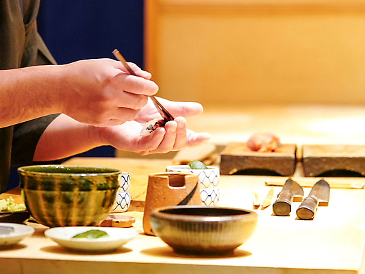 포토 JPG 해외이미지 무료이미지 라이프스타일 문화 음식 백그라운드 다이어트 탁자 실내 건강 관리 창조 어류 요리 사람 동양인 사람없음 목재 세트 주방 식당 일본 요리사 식사 저녁식사 초밥 회 신선 잡기 붓 맛 먹기 해산물 향신료 준비 만들기 내추럴 대두 방법 핸드메이드 카피스페이스 맛있는 해외202009 해외202105 해외포토 나무 직업 아시아 가구 컨셉 재료 모션 인종 내부 생활 상점 수중동물 공백 향미료 일본음식 파일형식