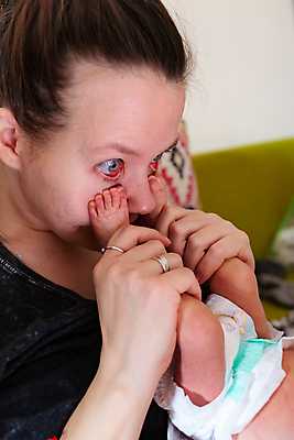 포토 JPG 해외이미지 여자 딸 아들 얼굴 어린이 2 가족 엄마 주택 함께함 피곤 사랑 한명 사람 소년 침묵 고통 육아 슬픔 표현 아기 신생아 잡기 좌절 작음 눈물 돌봄 천진난만 해외202009 해외포토 1 남자 감정 컨셉 관계 모션 건물 신체부위 소리 크기 파일형식