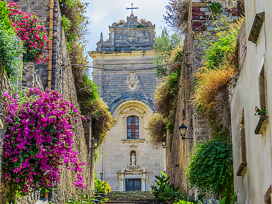 포토 JPG 해외이미지 구름 외관 꽃 기독교 종교 벽 분홍색 섬 십자가 건축양식 하늘 거리 미술 사람없음 건물 여름 태양 조각상 성당 교회 탑 이탈리아 벚꽃 바위 램프 중세 역사 성자 제비꽃 그림 박물관 대성당 방문 단계 바로크 순례 옛날 화창 해외202009 해외포토 자연요소 식물 건축물 계절 건축 유럽 컬러 종교건축 날씨 문화예술 조명 조형물 돌_바위 파일형식