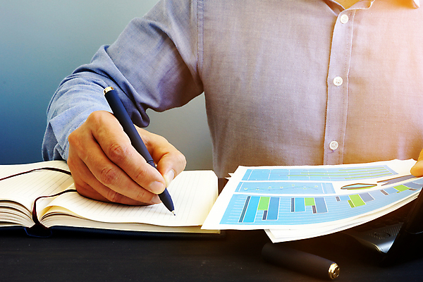 포토 JPG 해외이미지 직업 손 종이 컨셉 비즈니스 탁자 직장 성인 사람없음 스터디 사무실 펜 쪽지 자료 기록 업무 작업 비즈니스맨 책상 문서 해외202009 해외포토 남자 가구 회사 사람 신체부위 학습 필기구 직장인 파일형식