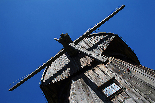 포토 JPG 해외이미지 유럽 여행 농업 건축양식 하늘 바람 사람없음 야외 건물 목재 파란색 풍차 수확 골동품 시골 역사 박물관 과거 광택 폴란드 방앗간 구식 옛날 해외202009 해외포토 자연요소 나무 건축물 건축 나라 산업 컬러 컨셉 재료 날씨 파일형식