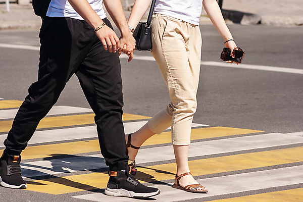 포토 JPG 해외이미지 주간 커플 옷 여자 남자 도로 포즈 신발 십자가 가방 모션 발 거리 안전 사람 사람없음 야외 여름 도시풍경 걷기 검은색 줄무늬 산책 청바지 도시 그룹 도심 군중 아스팔트 장면 얼룩말 타운 일반 건너기 해외202009 해외포토 자연요소 잡화 계절 길 컬러 무늬 바지 관계 교통시설 휴식 풍경 신체부위 말_동물 파일형식