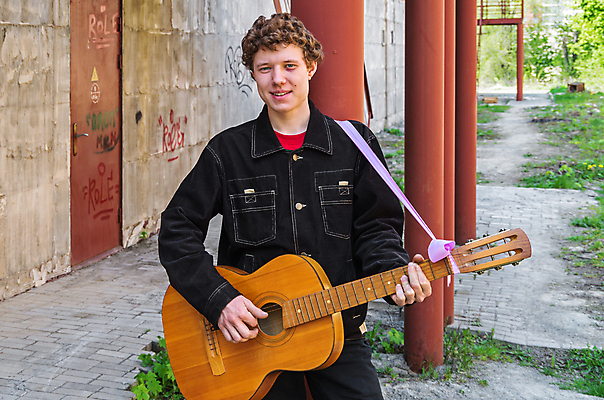 포토 JPG 해외이미지 남자 벽 관리 한명 옆모습 빨간색 초록색 노란색 머리 문 검은색 회색 기타 기둥 가난 불행 목 어려움 필요 해외202009 해외포토 1 건축 뷰포인트 컬러 컨셉 현악기 사람 신체부위 파일형식