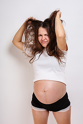 포토 JPG 해외이미지 백인 라이프스타일 여자 어린이 신체 엄마 스트레스 아파트 건강 한명 사람 부모 임산부 임신 고통 분노 아기 출산 질병 상처 돌봄 복근 증상 복부 해외202009 해외포토 서양인 1 감정 의학 가족 모션 근육 주택 생활 신체부위 파일형식