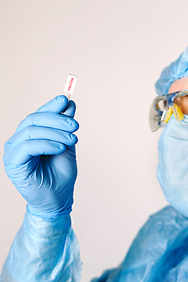 포토 JPG 해외이미지 장갑 고글 마스크 한명 들기 사람 상반신 성인 옆모습 의사 실험실 연구원 백신 성인남자한명만 코로나바이러스 방호복 해외202009 델타변이바이러스 해외포토 직업 1 잡화 옷 뷰포인트 의학 모션 실험 의료진 바이러스 남자한명만 성인남자만 파일형식