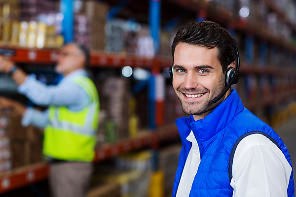포토 JPG 해외이미지 남자 중년 50대 실내 서기 상반신 20대 성인 두명 옆모습 아웃포커스 물류창고 남자만 해외202009 해외포토 뷰포인트 모션 촬영기법 사람 청년 내부 창고 파일형식