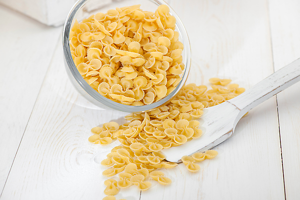 포토 JPG 해외이미지 무료이미지 탁자 파스타 실내 사람없음 주걱 쏟아짐 파스타면 해외202009 해외202105 해외포토 가구 모션 주방용품 서양음식 내부 면류 파일형식