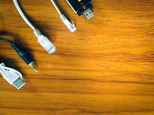 포토 JPG 해외이미지 무료이미지 선 백그라운드 이동 인터넷 통신 모바일 세포 사람없음 스마트폰 핸드폰 컴퓨터 디지털 검은색 힘 장비 정보 흰색 공구 네트워크 플러그 코드 연결 번개 USB 전자 철사 타입 충전 베터리 요금 인터페이스 충전기 하드웨어 해외202009 해외202105 해외포토 컬러 컨셉 날씨 전자제품 스마트기기 기계 도구 파일형식