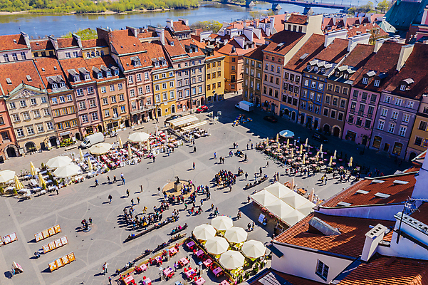 포토 JPG 해외이미지 유럽 문화 창문 하늘 벽돌 아파트 돌담 파노라마 사람없음 야외 건물 빨간색 파란색 도시풍경 컬러풀 도시 도심 옥상 시티라이프 점토 타운 폴란드 구시가지 옛날 바르샤바 카피스페이스 해외202009 해외포토 라이프스타일 건축물 나라 컬러 주택 촬영기법 풍경 담장 공백 돌_바위 파일형식