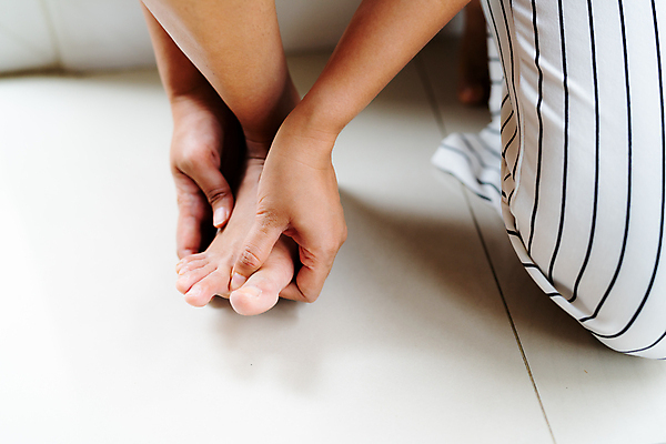 포토 JPG 해외이미지 무료이미지 라이프스타일 손 여자 스포츠 백그라운드 신체 손가락 맨발 발 근육 건강 사람 사람없음 치료 운동 스트레칭 고통 흰색 침대 마사지 상처 피부 관절염 발가락 테라피 발목 돌봄 부담 양발 해외202009 해외202105 해외포토 감정 컬러 가구 의학 모션 생활 신체부위 뷰티 질병 파일형식 무료콘텐츠