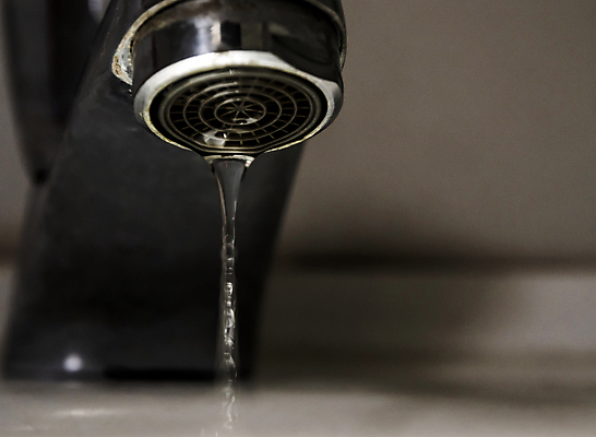 포토 JPG 해외이미지 디자인 음료 백그라운드 가정 자연 주택 사람없음 물 파란색 금속 젖음 흐름 흰색 액체 떨어짐 싱크대 수도꼭지 파이프 옛날 필터 해외202009 해외포토 자연요소 컬러 컨셉 재질 건물 개수대 생태계 파일형식