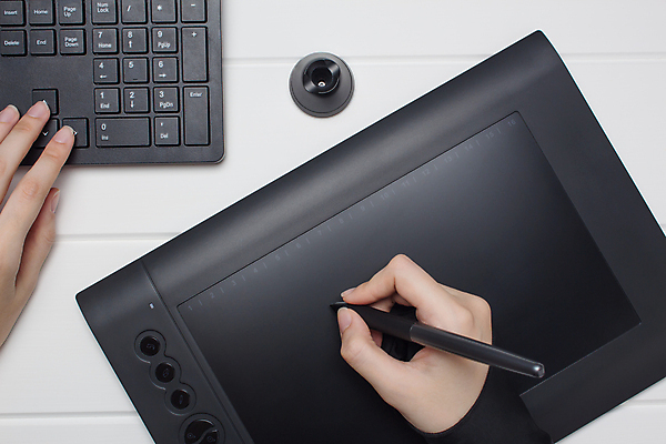 포토 JPG 해외이미지 무료이미지 손 디자인 인터넷 비즈니스 통신 손가락 탁자 직장 창조 미술 사람 사람없음 목재 그래픽 노트북 컴퓨터 사무실 알약 펜 우주 디지털 스크린 검은색 공책 공백 공구 타이핑 키보드 업무 작업 비즈니스맨 그리기 디자이너 스케치 책상 그림 전자 예술가 팔 프리랜서 해외202009 해외202105 해외포토 나무 직업 남자 컬러 가구 회사 재료 모션 문화예술 문구용품 신체부위 전자제품 필기구 약 도구 직장인 파일형식 무료콘텐츠