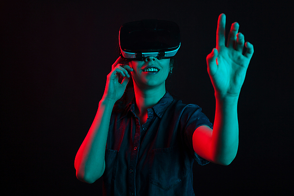 포토 JPG 해외이미지 여자 한명 손짓 상반신 성인 앞모습 손들기 스마트 하이테크 손뻗기 착용 웨어러블 가상현실 성인여자한명만 오큘러스 VR기기 해외202009 해외포토 1 뷰포인트 컨셉 모션 기술 사람 기계 여자한명만 성인여자만 파일형식