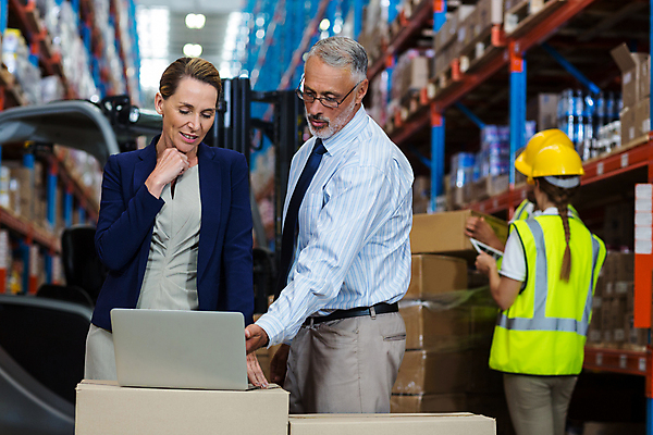 포토 JPG 해외이미지 여자 남자 40대 중년 50대 실내 서기 들기 여러명 상반신 20대 성인 앞모습 옆모습 뒷모습 30대 노트북 상자 태블릿 지게차 물류창고 해외202009 해외포토 뷰포인트 다수 모션 사람 청년 내부 장년 전자제품 스마트기기 중장비 창고 파일형식