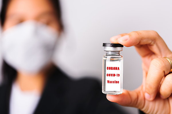 포토 JPG 해외이미지 여자 백그라운드 한명 들기 사람 동양인 상반신 성인 앞모습 아웃포커스 의사 잡기 백신 성인여자한명만 코로나바이러스 해외202009 델타변이바이러스 해외포토 1 뷰포인트 의학 모션 촬영기법 인종 의료진 바이러스 여자한명만 성인여자만 파일형식