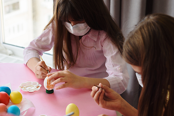 포토 JPG 해외이미지 여자 어린이 가족 탁자 부활절 마스크 들기 앉기 상반신 두명 붓 그리기 자매 부활절계란 소녀만 해외202009 해외포토 기념일 가구 관계 모션 사람 계란 여자만 어린이만 파일형식