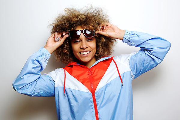 포토 JPG 해외이미지 모델 1 라이프스타일 응시 여자 행복 얼굴 벽 포즈 백그라운드 한명 미소 사람 성인 선글라스 유행 검은색 흰색 잡기 자신감 시원함 진짜 스타일 힙스터 카피스페이스 해외202009 해외포토 시선 패션 감정 안경 컬러 모션 표정 생활 신체부위 공백 파일형식