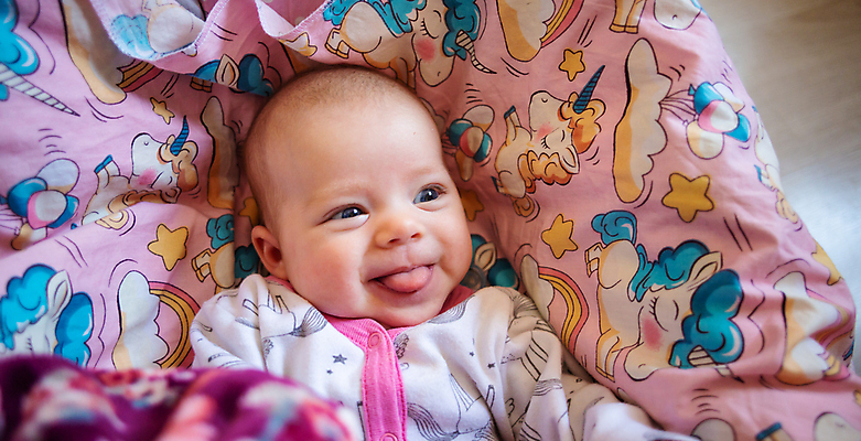 포토 JPG 해외이미지 1 여자 딸 행복 얼굴 어린이 침구 휴식 건강 한명 사람 장난감 평화 꿈 아기 신생아 잠 달콤 작음 부드러움 거짓말 돌봄 천진난만 취침시간 해외202009 해외포토 감정 컨셉 가족 모션 신체부위 감각 맛 크기 파일형식