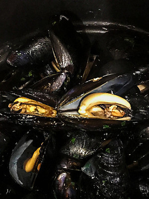 포토 JPG 해외이미지 음식 바다 자연 불꽃 요리 사람없음 검은색 식사 저녁식사 신선 그릴 해산물 홍합 건강식 엘리먼트 해외202009 해외포토 컬러 주방용품 불 어패류 생태계 파일형식