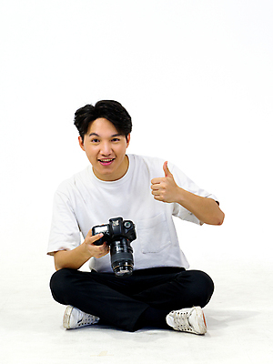 포토 JPG 해외이미지 모델 직업 라이프스타일 손 행복 백그라운드 컨셉 미술 한명 미소 사람 동양인 취미 유행 카메라 디지털 사진촬영 장비 흰색 잡기 작업실 기자 사진사 직원 그림 슛 기어 조작 카피스페이스 해외202009 해외포토 1 감정 컬러 모션 문화예술 표정 인종 생활 신체부위 전자제품 촬영 공백 작가 파일형식
