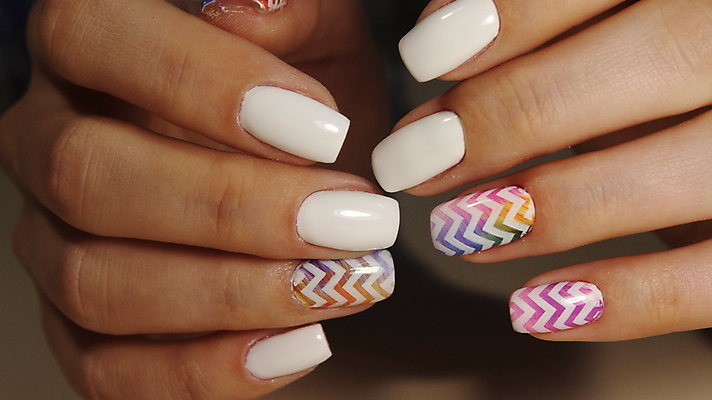 포토 JPG 해외이미지 손 디자인 여자 백그라운드 무지개 손가락 사탕 창조 미술 사람없음 초록색 파란색 유행 못 손톱관리 손톱 광택 아크릴 스타일 해외202009 해외포토 자연요소 컬러 재질 문화예술 디저트 사람 신체부위 공구 네일아트 파일형식