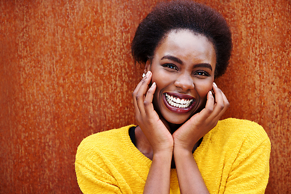 포토 JPG 해외이미지 모델 1 라이프스타일 응시 여자 행복 얼굴 벽 백그라운드 벤치 관리 한명 웃음 사람 성인 갈색 유행 우주 검은색 기쁨 터치 표현 시원함 스타일 해외202009 해외포토 시선 감정 컬러 의자 표정 생활 신체부위 파일형식