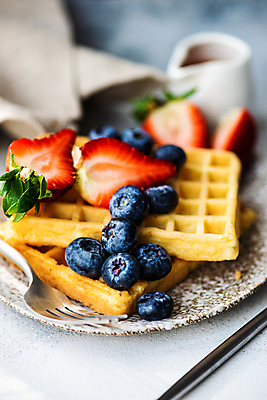 포토 JPG 해외이미지 식기 조각 포크 과일 딸기 사람없음 아웃포커스 잼 블루베리 와플 해외202009 해외포토 디저트 촬영기법 소스_음식 파일형식