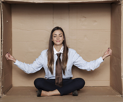 포토 JPG 해외이미지 전신 백인 여자 한명 성인 앞모습 상자 사무실 비즈니스우먼 가부좌 갇힘 답답함 성인여자한명만 해외202009 해외포토 서양인 1 뷰포인트 비즈니스 모션 사람 앉기 직장인 감각 여자한명만 성인여자만 파일형식