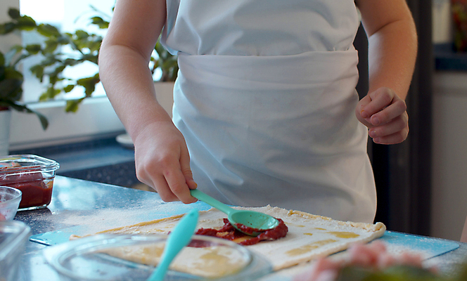 포토 JPG 해외이미지 백인 손 교육 행복 어린이 음식 학교 가정 가족 피자 요리 한명 사람없음 학습 인테리어 주방 요리사 식사 앞치마 화목 붓 작업 닫기 굽기 준비 반죽 만들기 형제 긍정 밀가루 제빵사 천진난만 페스츄리 페퍼로니 해외202009 해외포토 서양인 직업 1 디자인 남자 감정 빵 컨셉 관계 모션 패스트푸드 서양음식 사람 신체부위 소시지 가루 구이 파일형식