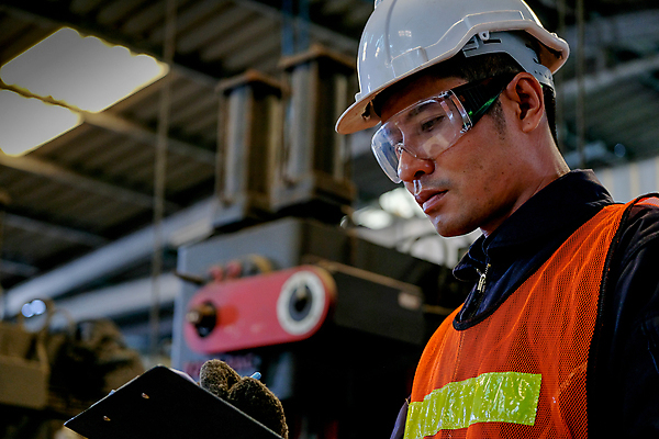 포토 JPG 해외이미지 식물 직업 산업 얼굴 유니폼 공장 노동자 직장 한명 안전 상점 금속 힘 기계 장비 과학기술 업무 작업실 수술 기술자 엔지니어 닫기 제조 보호 안전모 헬멧 서비스 감독관 정비공 공학 유지 운영자 제어 철강 카피스페이스 해외202009 해외포토 1 옷 교육 컨셉 회사 공업 의학 모션 재질 기술 사람 신체부위 치료 공백 작업 안전장비 보호장비 파일형식