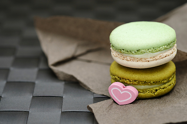 포토 JPG 해외이미지 모양 종이 음식 분홍색 백그라운드 크리스마스 디저트 새해 아이디어 선물 사랑 미술 사람없음 초록색 컬러풀 갈색 파티 쿠키 우주 케이크 금속 검은색 여러개 빵집 하트 축하 생일 클래식 달콤 맛 작음 설탕 굽기 먹기 민트 크림 부드러움 아몬드 마카롱 프랑스어 머랭 페스츄리 맛있는 해외202009 해외포토 문자 기념일 감정 빵 컬러 다수 컨셉 모션 재질 문화예술 이벤트 상점 견과류 감각 크기 구이 허브 파일형식