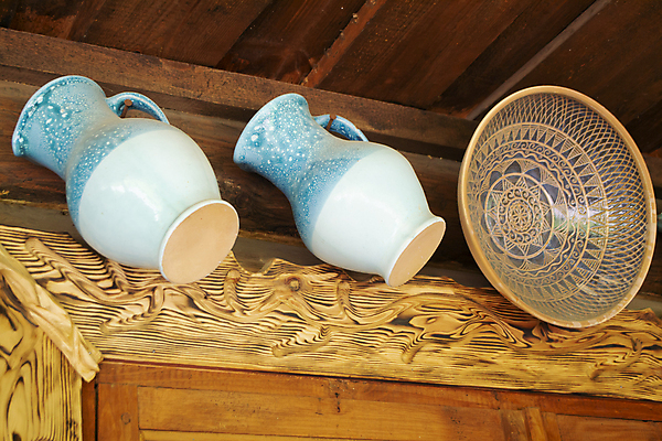 포토 JPG 해외이미지 전통 그릇 식기 디자인 문화 음료 음식 미술 사람없음 목재 장식 컵 파란색 갈색 주방 꽃병 장비 수확 골동품 기구 조끼 뜨거움 도자기 사발 냄비 컨테이너 찻주전자 오브젝트 싱글 복고 점토 토기 내추럴 러시아인 벨로루시 옛날 핸드메이드 스타일 해외202009 해외포토 서양인 나무 꽃 산업 컬러 농업 재료 주전자 문화예술 외투 용기_그릇 사기그릇 솥 파일형식