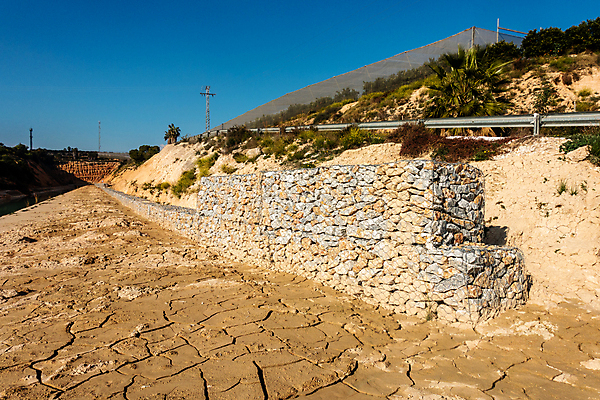 포토 JPG 해외이미지 도로 벽 하늘 사람없음 스페인 보호 진흙 수도교 해외202009 해외포토 유럽 길 컨셉 교통시설 다리_건축물 파일형식