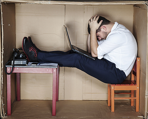 포토 JPG 해외이미지 전신 백인 남자 의자 탁자 한명 앉기 성인 옆모습 상자 사무실 업무 비즈니스맨 전화기 갇힘 답답함 성인남자한명만 해외202009 해외포토 서양인 1 뷰포인트 가구 비즈니스 모션 사람 작업 직장인 감각 남자한명만 성인남자만 파일형식