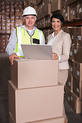 포토 JPG 해외이미지 여자 남자 40대 중년 50대 실내 서기 상반신 두명 앞모습 옆모습 노트북 상자 쌓기 물류창고 중년만 해외202009 해외포토 뷰포인트 모션 사람 성인 내부 전자제품 창고 성인만 파일형식