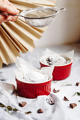 포토 JPG 해외이미지 모양 식기 접시 음식 백그라운드 컨셉 재료 디저트 건강 사탕 요리 사람없음 컵 빨간색 갈색 주방 초콜릿 빵집 장비 회색 흰색 도자기 사발 달콤 맛 작음 설탕 컵케이크 굽기 먹기 준비 흰배경 냅킨 머핀 레시피 곰팡이 방법 백자 캐서롤 페스츄리 핸드메이드 맛있는 해외202009 해외포토 빵 컬러 모션 케이크 상점 용기_그릇 사기그릇 크기 구이 파일형식