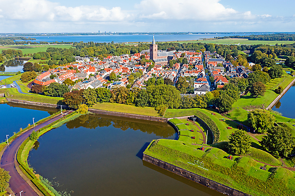 포토 JPG 해외이미지 전통 여행 건축양식 주택 안테나 사람없음 건물 물 교회 도시 중세 역사 네덜란드 운하 타운 드론 옛날 해외202009 해외포토 자연요소 건축물 건축 유럽 통신 종교건축 파일형식