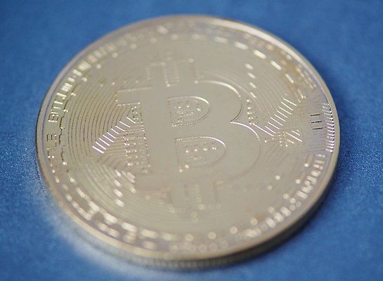 포토 JPG 해외이미지 백그라운드 컨셉 돈 인터넷 비즈니스 사람없음 금융 경제 파란색 디지털 동전 네트워크 시장 황금 소프트포커스 발굴 심볼 사인 무역 상업 전자 토막 전자상거래 가상 해외202009 해외포토 산업 컬러 촬영기법 재산 파일형식