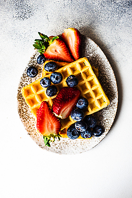 포토 JPG 해외이미지 접시 조각 과일 딸기 사람없음 하이앵글 담기 블루베리 와플 해외202009 해외포토 식기 뷰포인트 모션 디저트 파일형식