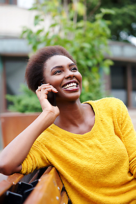포토 JPG 해외이미지 모델 1 라이프스타일 손 응시 여자 행복 백그라운드 모바일 휴식 거리 대화 한명 사람 앉기 성인 야외 스마트폰 유행 우주 검은색 기쁨 듣기 잡기 도시 전화기 스마트 스타일 해외202009 해외포토 시선 감정 컬러 컨셉 모션 말하기 생활 신체부위 핸드폰 스마트기기 파일형식