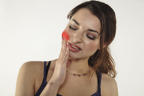 포토 JPG 해외이미지 서양인 여자 실내 한명 사람 상반신 성인 앞모습 눈감음 고통 치통 성인여자한명만 해외202009 해외포토 외국인 1 감정 뷰포인트 모션 내부 질병 여자한명만 성인여자만 파일형식