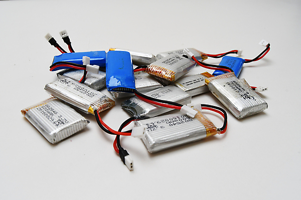 포토 JPG 해외이미지 줄 사람없음 빨간색 파란색 빛 검은색 힘 재활용 회색 에너지 흰색 플러그 몸무게 폭발 볼트 수납 고립 드론 베터리 요금 용량 전압 중고 충전기 힘찬 해외202009 해외포토 컬러 컨셉 기계 공구 친환경 충전 파일형식