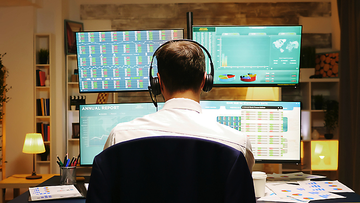 포토 JPG 해외이미지 백인 남자 그래프 실내 한명 상반신 성인 뒷모습 컴퓨터 사무실 모니터 헤드폰 업무 비즈니스맨 주식 온라인 성인남자한명만 해외202009 해외포토 서양인 1 뷰포인트 음향기기 비즈니스 사람 내부 금융 전자제품 작업 직장인 남자한명만 성인남자만 파일형식