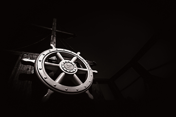 포토 JPG 해외이미지 바다 여행 십자가 요트 교통시설 직장 항해 손잡이 사람없음 목재 어둠 장비 운전 수확 골동품 바퀴 원형 보트 야간 나침반 대표 크루즈 갑판 방향 함선 네비게이션 돛대 방법 옛날 제어 캡모자 해외202009 해외포토 자연요소 도형 나무 모자_잡화 교통 농업 배_교통 회사 재료 모션 시설 파일형식