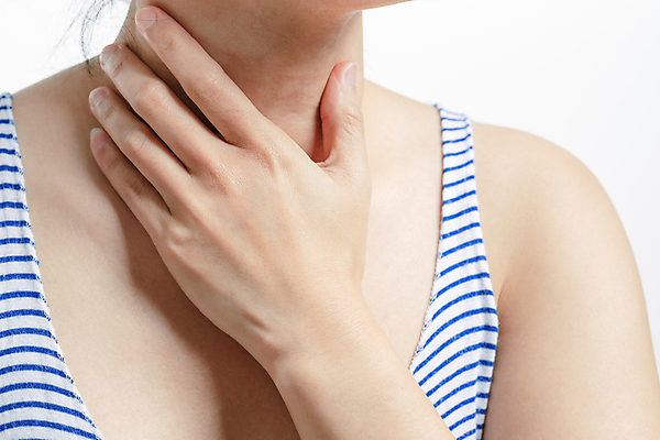 포토 JPG 해외이미지 여자 실내 한명 근접촬영 상반신 성인 앞모습 고통 잡기 목 목통증 성인여자한명만 해외202009 해외포토 1 감정 뷰포인트 모션 사람 내부 신체부위 여자한명만 성인여자만 파일형식