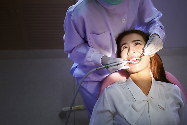 포토 JPG 해외이미지 백인 직업 여자 남자 행복 유니폼 의자 건강 치과 병원 한명 사람 성인 치료 사무실 약 장비 환자 의사 흰색 업무 입 치아 치과의사 방문 돌봄 위생관리 해외202009 해외포토 서양인 1 옷 감정 컬러 가구 비즈니스 의학 모션 관리 신체부위 의료진 작업 소화기관 파일형식